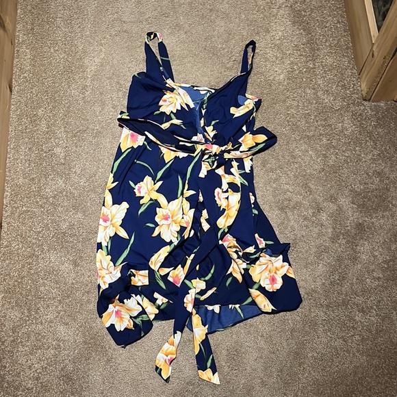 Worn once, cupshe floral baiting suit cover up. - Picture 3 of 3